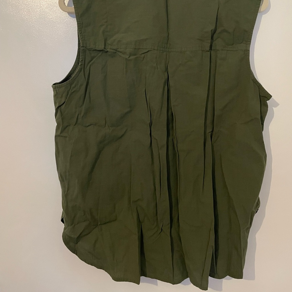 Banana Republic Green Sleeveless Casual Button-Up with Pockets - Picture 3 of 5